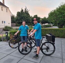 Geschwisterliebe mit Velo in Probe